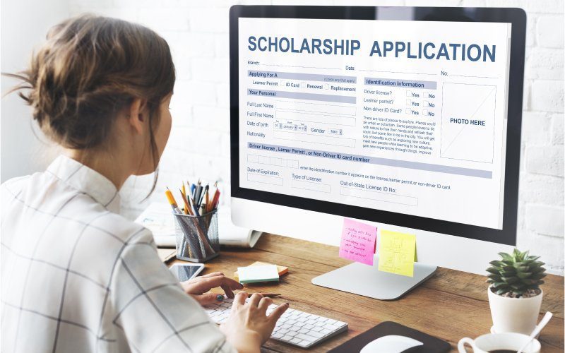 When to Apply for Scholarships